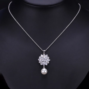 Exquisite Blumenanhänger-Halskette mit Zirkonia-Mikropavé und weißem Perlendetail