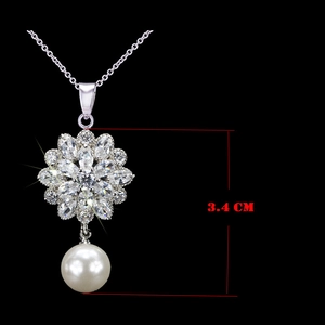 Detailansicht der Blumenkette mit Zirkonia und großer Perle, Anhängerhöhe 3,4 cm