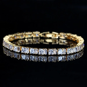 Bracelet tennis élégant plaqué or avec zircons carrés sur une surface réfléchissante noire