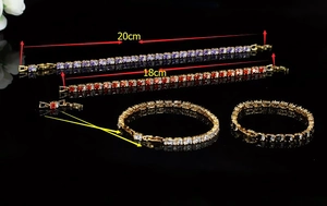 Détails des bracelets de tennis dorés de 18cm et 20cm avec des zircons de coupe carrée