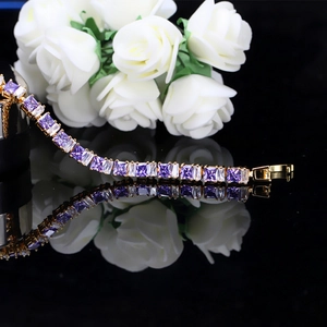 Bracelet en cuivre doré avec zircons cubiques violets et blancs à coupe carrée alternés