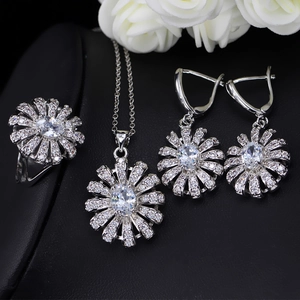 Vue macro de l'ensemble bijoux marguerite avec pierres marquises et pétales cristal