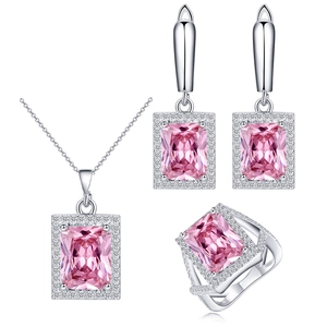 Elegantes 4-teiliges Schmuckset mit rosafarbenen Steinen und Halo-Diamant-Fassung
