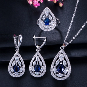 Dettaglio parure da sposa in argento con pietre blu a goccia e zirconi scintillanti