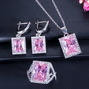 Nahaufnahme eines silbernen Schmucksets mit rosa Steinen und Zirkonia-Akzenten