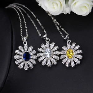 Détail du collier tournesol avec gemmes bleues, claires et jaunes sur support cuir