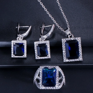 Makroansicht von blauem Zirkonia Schmuckset mit Ohrringen, Halskette und einem Ring