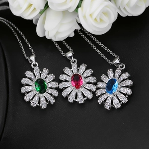 Détail de parure colliers fleurs sertis d'émeraude, rubis et saphir brillants