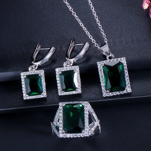 Details von luxuriösem smaragdgrünem Schmuckset mit Halskette Ohrringen und Ring
