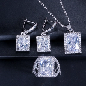 Nahaufnahme von Silber-Schmuckset mit Zirkonia-Anhänger, Halskette und Ohrringen im Halo-Stil