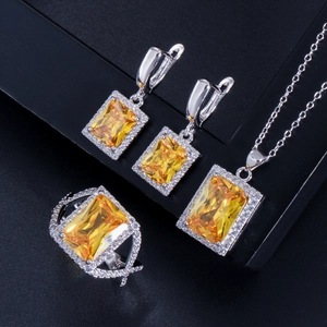 Detailansicht des Schmucksets mit gelbem Zirkon und funkelndem Diamantkranz