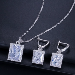 Nahaufnahme von Zirkon-Schmuckset mit Halskette und passenden Halo-Ohrringen