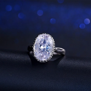 Eleganter Silberring mit großem AAA-Zirkon im Ovalschliff und kunstvoller Perlenverzierung