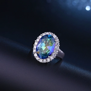 Anillo de moda con topacio arcoíris ovalado y halo de circonitas AAA en acabado plata