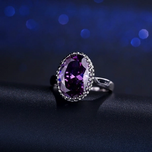 Modischer Ring mit Weißgold-Beschichtung, lila Zirkon und Vintage-Perlenrand