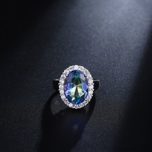 Anillo halo elegante con topacio arcoíris ovalado y circonita en plata pulida