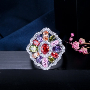 Détail de la bague fleur de luxe avec zircons AAA multicolores et rubis central rouge