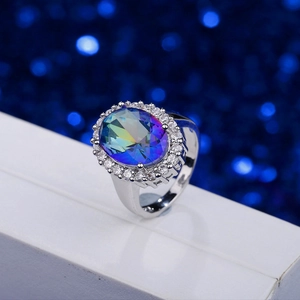 Anillo halo moderno con piedra ovalada aurora y circonitas AAA en color plateado