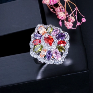 Bague cocktail florale élégante avec zircons AAA colorés sur présentoir noir