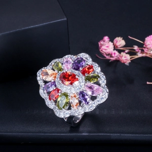 Détail de la bague florale multicouche avec zircons AAA colorés et pierre centrale rouge
