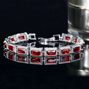 Bracelet plaqué argent avec zircons rouges rectangulaires et sertissage micro-pave chic