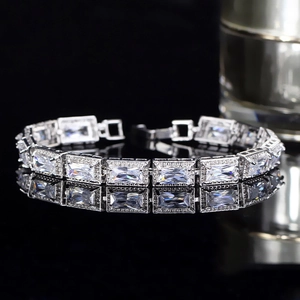 Bracelet argenté avec cristaux rectangulaires transparents et halo de zircon brillant