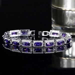 Bracelet élégant en métal argenté avec pierres violettes rectangulaires et zircons