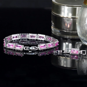 Vue détaillée d'un bracelet en argent avec un zircon rose rectangulaire serti de diamants