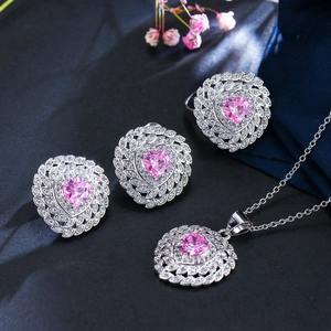 Elegante zilveren hart sieradenset met roze stenen en fonkelende diamanten veren