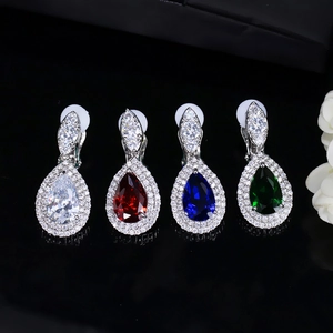 Elegante druppeloorbellen met 3A zirkoon in wit, rood, blauw en groen in een mooie set