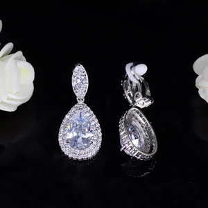Detail van zilveren druppelvormige clip-on oorbellen met 3A-zirkonia en gewatteerde clip