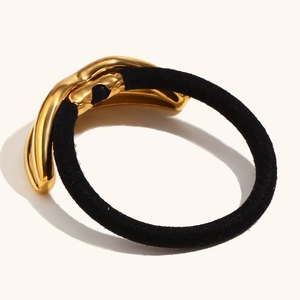Elastico per capelli nero minimalista con ornamento a labbra in acciaio placcato oro 18K