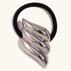 Élastique cheveux minimaliste avec breloque aile ondulée argentée et cordon noir élastique