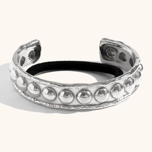 Bracelet rétro en acier inoxydable avec texture rivet et élastique à cheveux intégré
