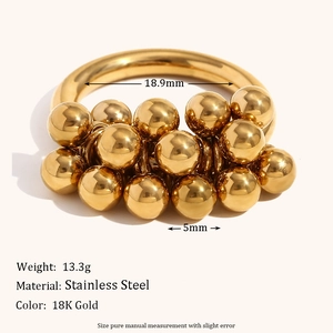 Dettaglio anello in acciaio inossidabile placcato oro 18K con design multi-sfere e misure