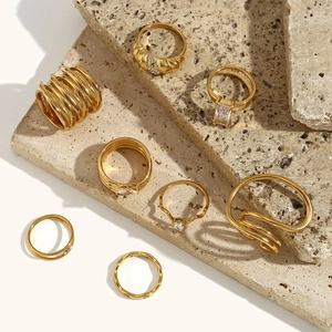 Set di 8 anelli impilabili placcati oro 18 carati con micro-pavé di cristalli lucenti