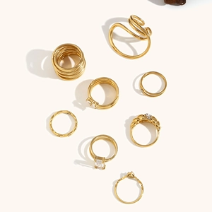 Dettaglio di anelli placcati oro 18K con micro-pavé di zirconi bianchi e design multistrato