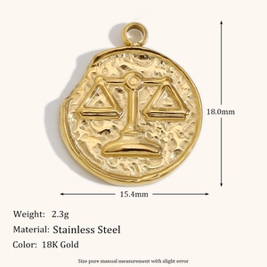 Colgante Libra de acero inoxidable chapado en oro 18K con relieve de estilo vintage
