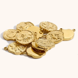 Colgantes zodiacales vintage bañados en oro de 18K con motivos en relieve fino