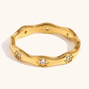 18K gold plated stainless steel wavy ring with starburst engraving and crystals