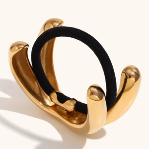 Détail de l'anneau de cheveux bois de cerf plaqué or 18K avec élastique noir robuste
