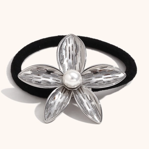 Élastique cheveux minimaliste plaqué or 18K avec fleur de frangipanier et perle centrale