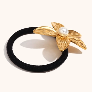 Détail d'un élastique fleur de frangipanier doré 18K avec perle et pétales texturés