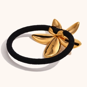 Élastique à cheveux noir orné d'une grande fleur polie plaquée en or 18 carats
