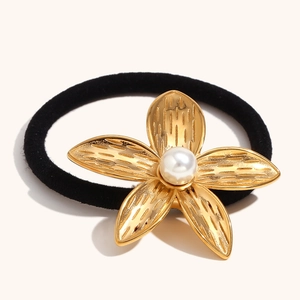 Élastique à cheveux minimaliste à fleur de frangipanier dorée 18K et perle blanche
