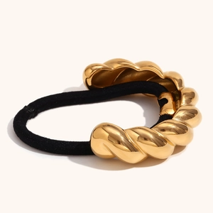 Détail de la boucle torsadée plaquée or 18 carats avec élastique à cheveux noir