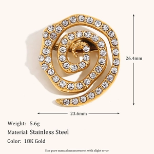 Brosche aus 18K vergoldetem Edelstahl mit weißen Kristallen und Maßangaben im Detail