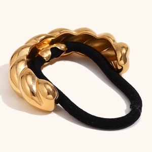 Détail de l'élastique à cheveux en métal torsadé doré 18K avec cordelette noire