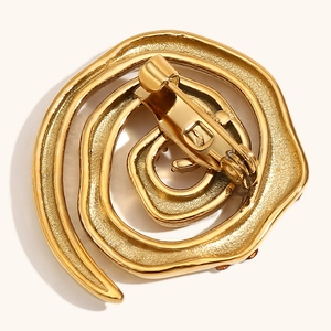 Hammerschlag-Brosche mit 18K Vergoldung, Spiral-Design und sicherem Federverschluss