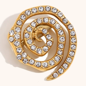 Luxuriöse 18K vergoldete Spiralbrosche mit weißen Kristallen für elegante Anlässe und Feste